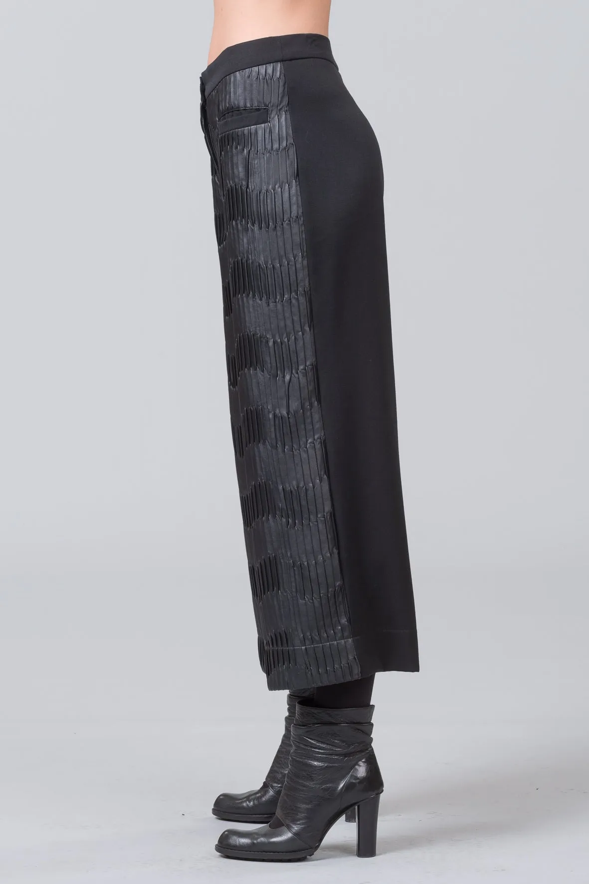 Poetic Corrugations - black - sample