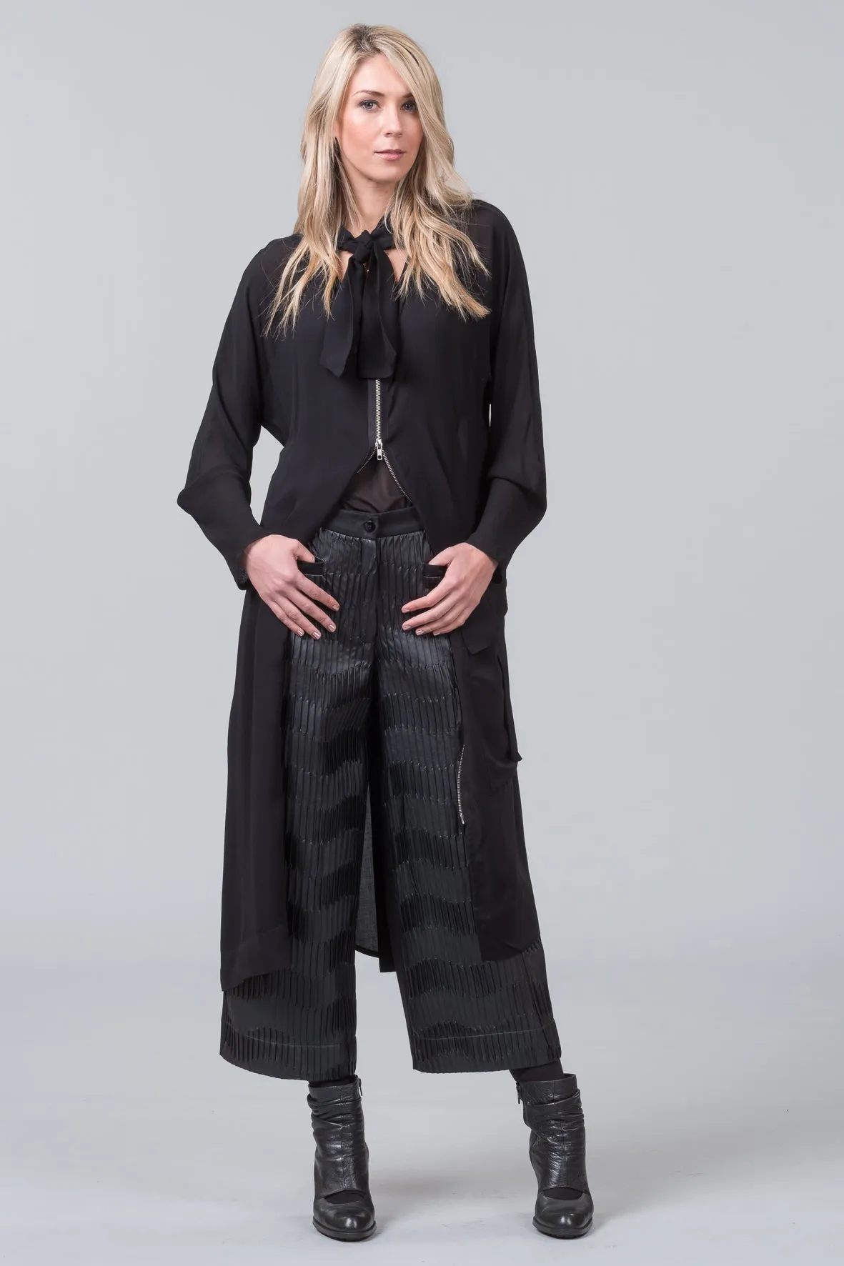 Poetic Corrugations - black - sample
