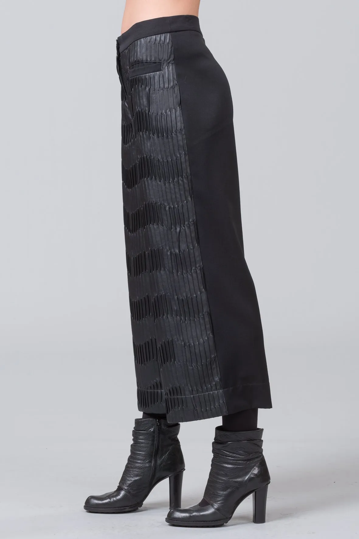 Poetic Corrugations - black - sample