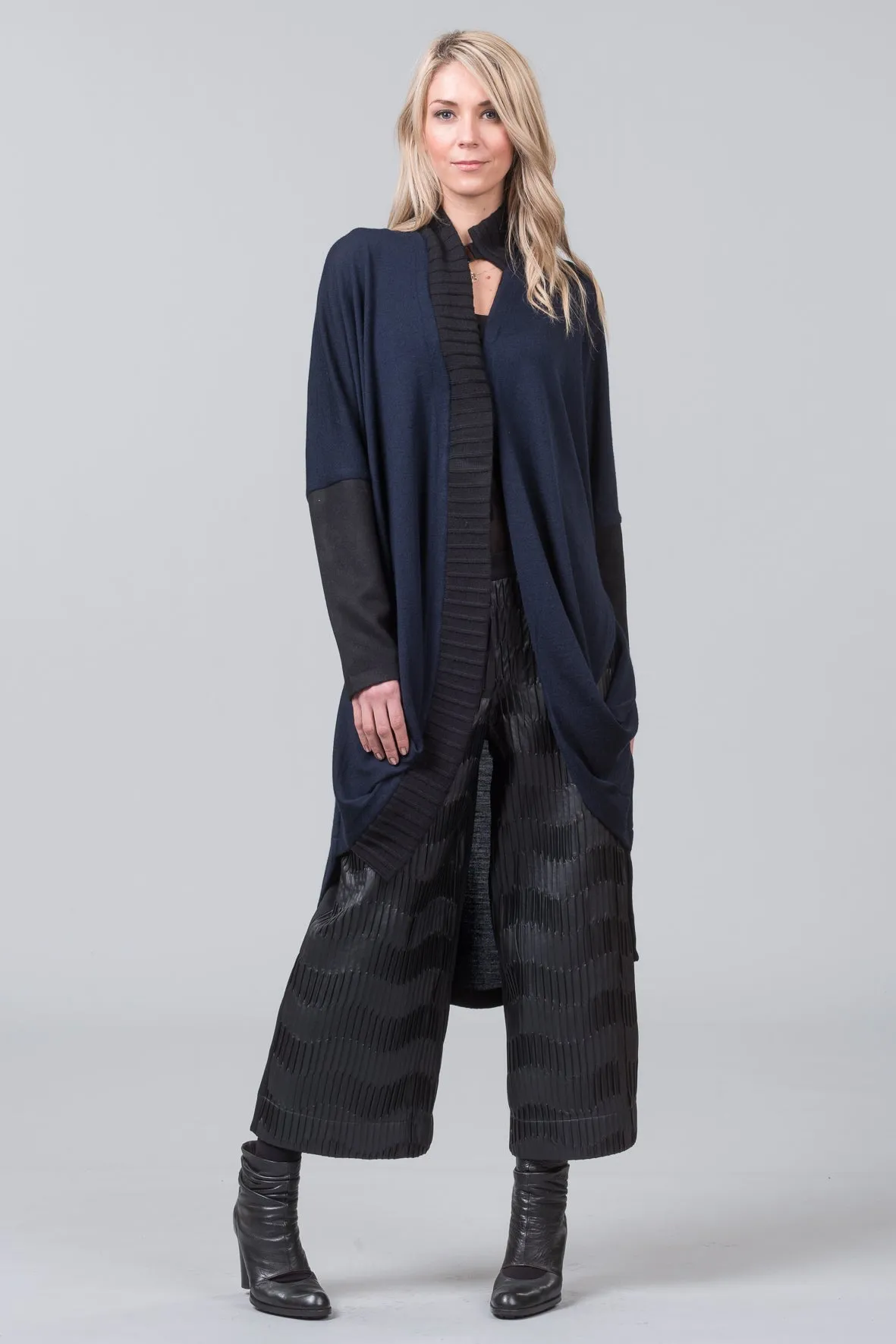 Poetic Corrugations - black - sample