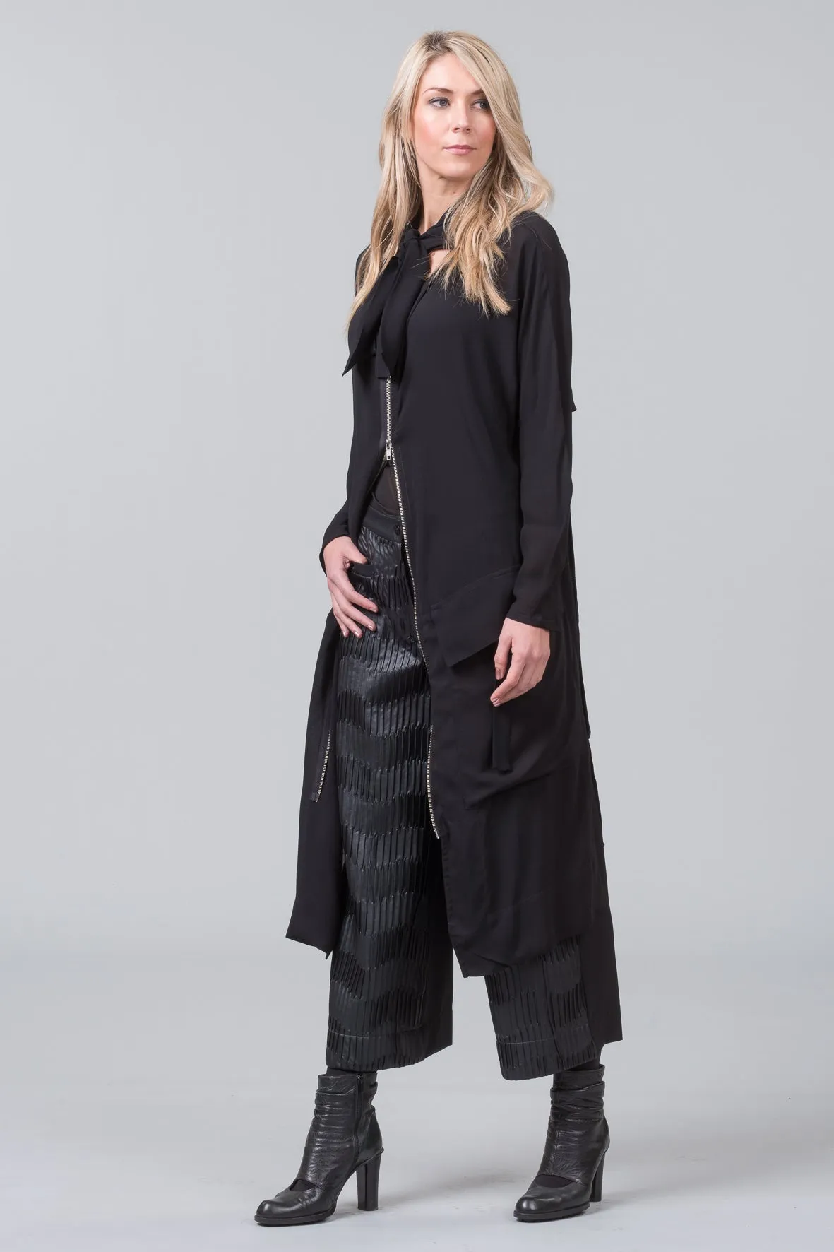 Poetic Corrugations - black - sample